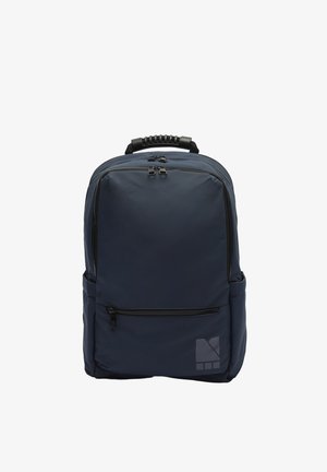 Mochila azul marino con múltiples compartimentos con cremallera, asa acolchada y bolsillos laterales, de pie sobre un fondo blanco.