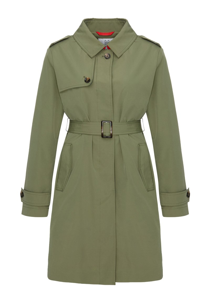 Olijfgroene trenchcoat met een ceintuurlijn, knoopdetails, twee voorzakken en schouderepauletten. Gladde stoftextuur.