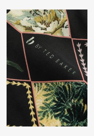 Črn material z geometrijskim mozaikastim vzorcem, ki vključuje cvetlične in listnate motive. Besedilo "By Ted Baker" je napisano v svetlo zeleni barvi. Rožnati poudarki obrobljajo posamezne patche.