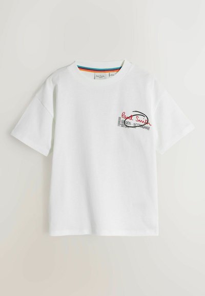 Weißes Baumwoll-T-Shirt mit kurzen Ärmeln. Auf der linken Brust befindet sich ein rot-schwarzer Grafikdruck mit der Aufschrift "Paul Smith London - Nottingham."