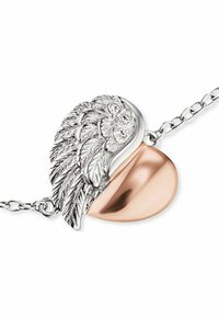 Flügel-förmiger silberner Anhänger mit filigraner Federverzierung, kombiniert mit einem glatten herzförmigen Anhänger aus Roségold, befestigt an einer zarten Kette.