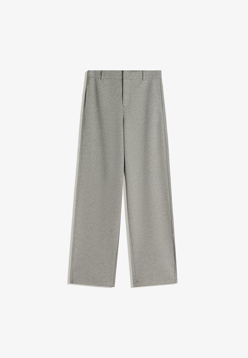 Pantaloni largi gri, dintr-un material moale, cu față plată, buzunare laterale și un brâu simplu fără închizători vizibile.