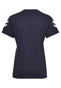 Camiseta de algodón azul marino con mangas cortas. Presenta rayas diagonales blancas en los hombros. Textura suave y corte relajado.
