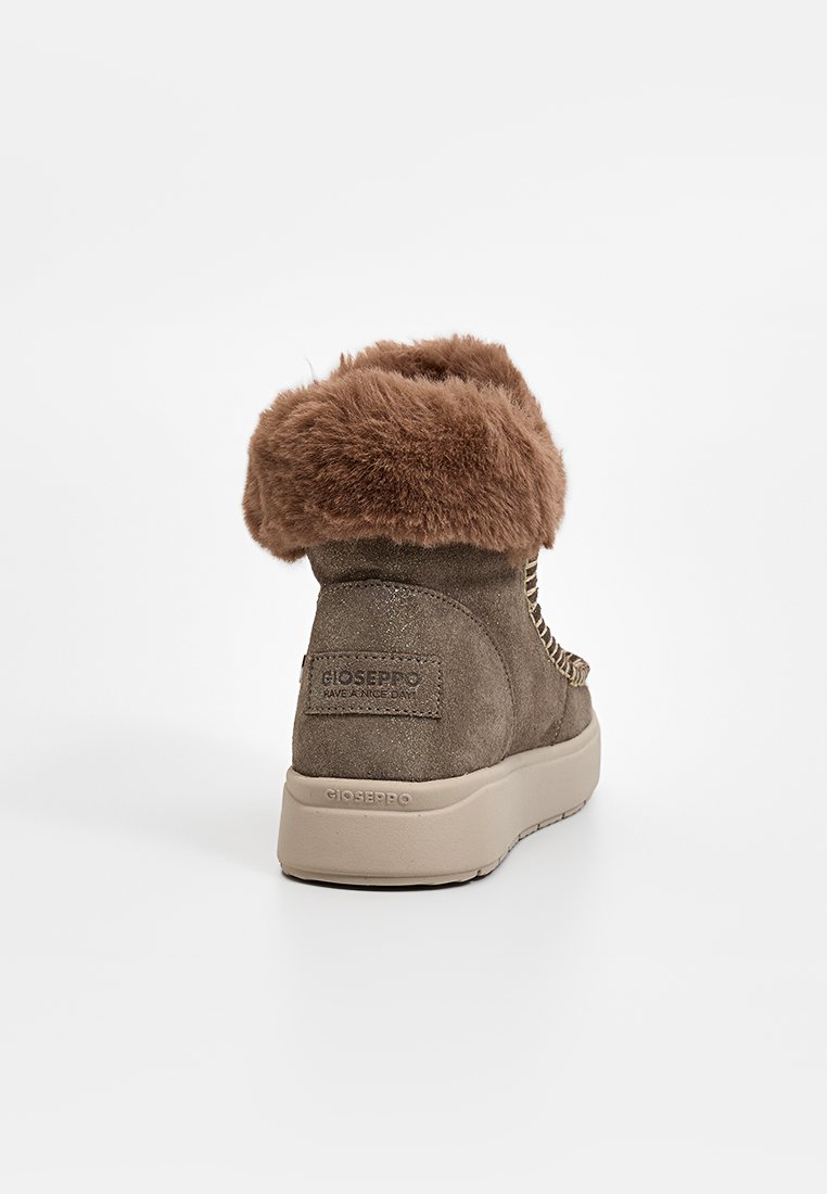 Braune Wildleder-Stiefelette mit Kunstfellkragen, strukturierten Akzenten und einer gepolsterten beigen Sohle. Mit Branding auf der Rückseite.