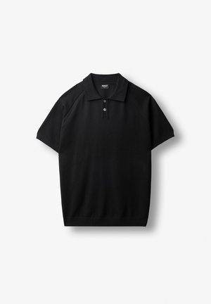 Polo noir à manches courtes avec deux boutons à l'avant et col ainsi que bords de manches côtelés, étalé à plat sur un fond blanc.