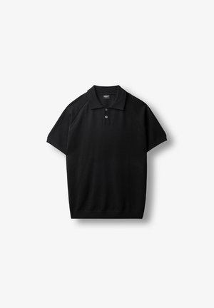 Polo noir à manches courtes avec deux boutons à l'avant et col ainsi que bords de manches côtelés, étalé à plat sur un fond blanc.