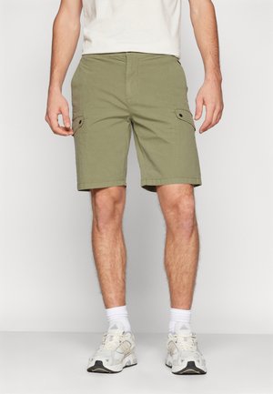 Pantaloni cargo verdi oliva realizzati in cotone, con tasche laterali con alette a bottone e un design a taglio dritto, lunghezza al ginocchio.