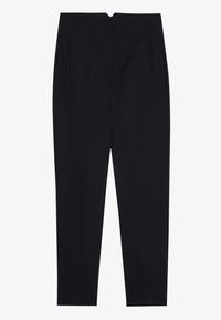 Pantalon noir coupe ajustée, avec plis avant et poches latérales. Le tissu présente une texture subtile et une coupe droite et nette.