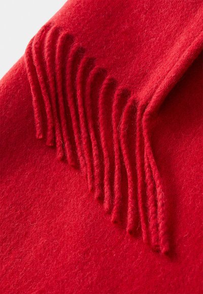 Écharpe en laine rouge avec de longues franges torsadées sur un bord, présentant une texture lisse et une couleur riche.