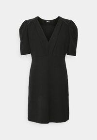 Robe noire longueur genou avec un décolleté en V profond, des manches courtes bouffantes, et des détails discrets sur les coutures aux épaules.