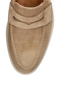 Beżowe zamszowe buty wsuwane z okrągłym noskiem, dekoracyjnymi przeszyciami i małym wycięciem na wierzchu. Teksturowana podszewka wewnętrzna.