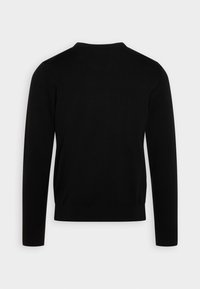 Suéter negro de punto con mangas largas, escote redondo y puños y dobladillo acanalados. Textura suave con un diseño simple y sin costuras.