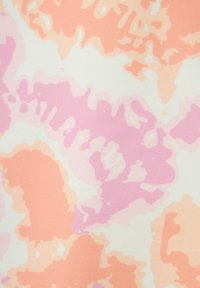 Abstrakcyjny wzór tkaniny w delikatnych odcieniach różu, brzoskwini i kremu. Charakteryzuje się organicznymi kształtami i gładką teksturą, odpowiedni do różnych zastosowań.