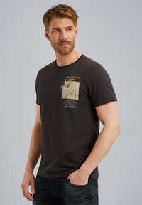 Camiseta de algodón gris oscuro con un estampado gráfico beige en el frente. Mangas cortas y cuello redondo con un detalle de costura minimalista.