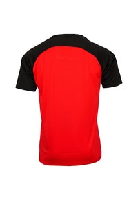 Červené sportovní tričko s černými raglánovými rukávy. Měkká, lehká tkanina, kulatý výstřih, bezšvový design, s jemným brandingem na zadní straně.