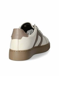 Sneaker in pelle bianca con una texture liscia, dettaglio marrone sul tallone e design a punta rotonda. Presenta una suola spessa in gomma e bordi cuciti.