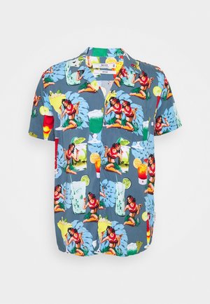 Camicia a maniche corte con bottoni e stampa tropicale colorata di donne pin-up e vari cocktail su sfondo blu.