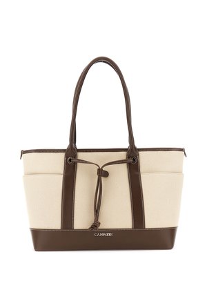 Beige en bruine totebag met lange hengsels, leren afwerking, voorkant met strikdetail en twee zijvakken, ontworpen voor dagelijks gebruik.