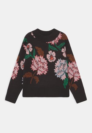 Černý pletený svetr s barevnou květinovou výšivkou v růžové, bílé a hnědé, se zelenými listy a kulatým výstřihem.