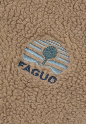Tessuto in felpa color beige con superficie testurizzata; presenta un logo ricamato di un albero e linee ondulate in blu e blu scuro con la scritta "FAGUO".