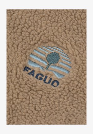 Tan fleece stof met een gestructureerd oppervlak; bevat een geborduurd logo van een boom en golvende lijnen in blauwe en donkerblauwe letters "FAGUO."