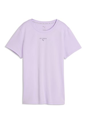 Lyse lilla kortærmet t-shirt med “HYROX” og Puma-logo trykt i sort på brystet, vist lagt fladt på en hvid baggrund.