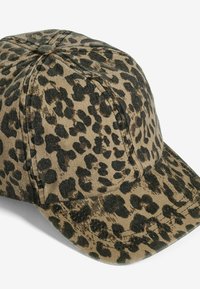 Gorra de estampado de leopardo hecha de tela con una corona redondeada, visera curva y una combinación de colores en negro y marrón claro, con costuras visibles.