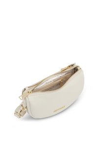 Pochette en cuir blanc avec fermeture éclair dorée, de forme ovale, présentant un intérieur doublé avec un motif de logo. Inclut une bandoulière détachable.