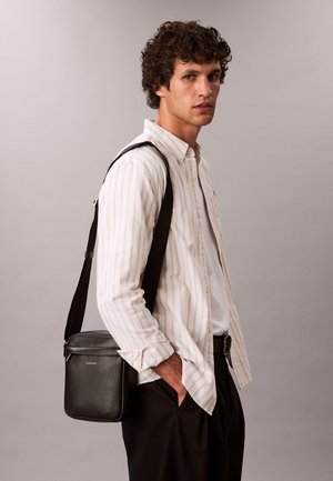 Calvin Klein RAISED REPORTER - Ülerinna-kott - black