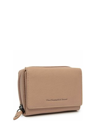 Portefeuille compact en cuir beige avec fermeture éclair et pression, marqué "The Chesterfield Brand" sur le rabat avant.