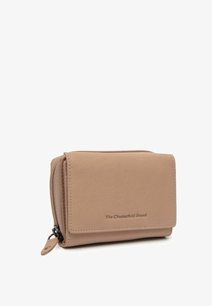 Cartera compacta de cuero beige con cremallera y cierre de presión, con la marca "The Chesterfield Brand" en la solapa frontal.