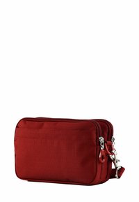 Borsa rossa con cerniera in tessuto strutturato, forma rettangolare, doppio scomparto e parti metalliche argentate. Dotata di tracolla staccabile per il trasporto.