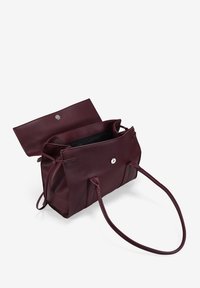 Bolso tote de cuero burdeos con acabado texturizado, que presenta un cierre de botón magnético, dos asas para el hombro y un interior abierto.