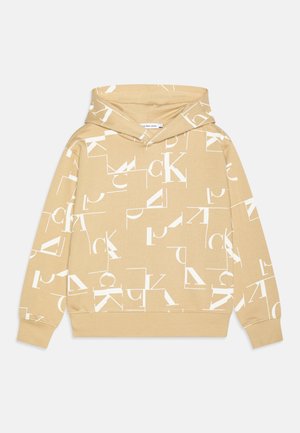Felpa beige con stampa geometrica di testo bianco ripetuto, dotata di una spaziosa tasca frontale e cappuccio regolabile con cordino.