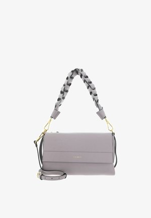 Sac à main en cuir gris avec poignée tressée, ferrures dorées et bandoulière réglable sur fond blanc.