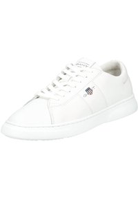 Weiße Leder-Sneaker mit runder Spitze, Schnürung, Branding an der Seite und strukturierten Gummisohle. Glatte Oberfläche und minimalistisches Design.