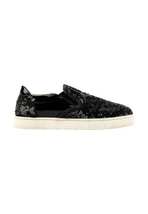 Baskets noires à enfiler avec sequins et détails vernis brillants, semelle en caoutchouc blanche, vues de l'intérieur sur fond blanc.