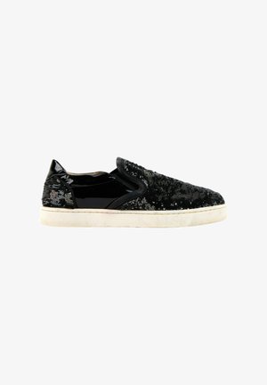 Baskets noires à enfiler avec sequins et détails vernis brillants, semelle en caoutchouc blanche, vues de l'intérieur sur fond blanc.