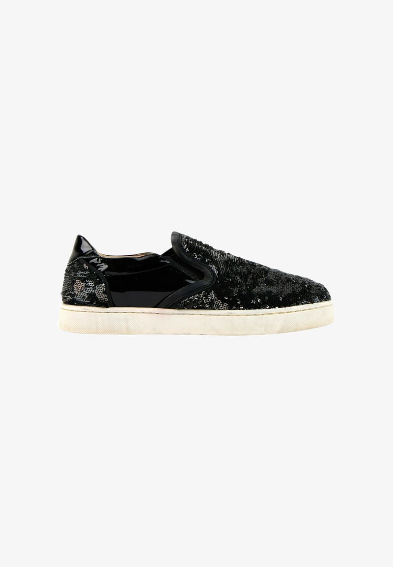Baskets noires à enfiler avec sequins et détails vernis brillants, semelle en caoutchouc blanche, vues de l'intérieur sur fond blanc.