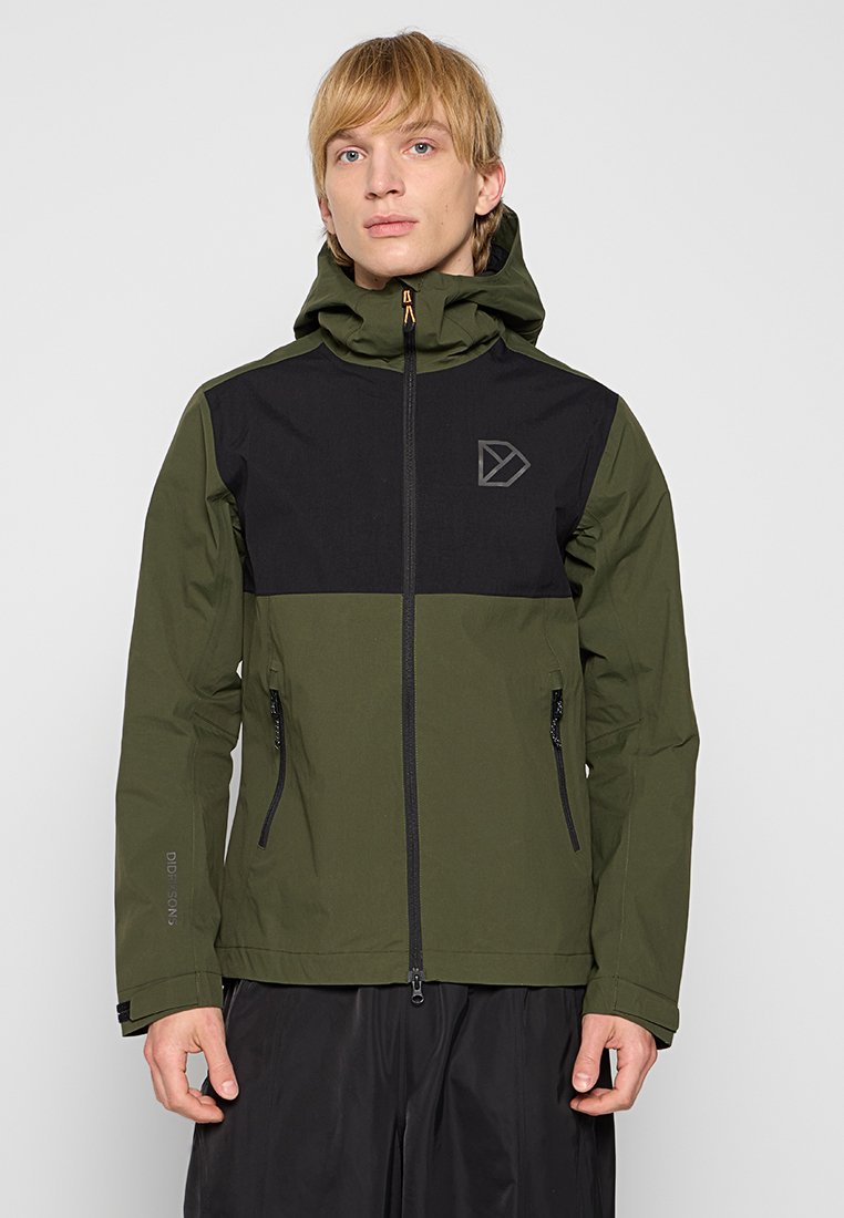 Kapuzenshirt mit schwarzem Oberteil und dunkelolivem unteren Teil. Verfügt über Reißverschlusstaschen und ein minimalistisches Logo. Hergestellt aus glattem Stoff.