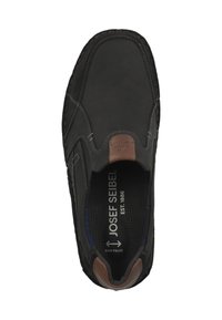 Schwarzer Leder-Schlüpfschuh mit kontrastierendem braunen Akzent, strukturiertem Obermaterial, runder Spitze und sichtbarem Markenlogo im Inneren.