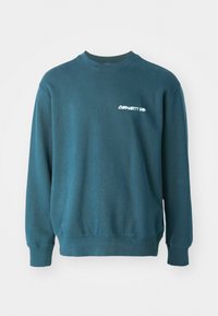 Felpa di un verde scuro realizzata in misto cotone. Presenta polsini e orlo a coste, con il logo bianco "Carhartt WIP" sul lato sinistro del petto. Design semplice.