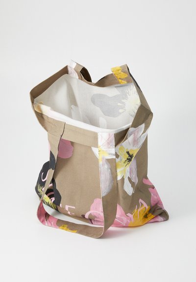 Blommig canvashandväska i jordnära toner med rosa och gula blommor. Har långa handtag och en enkel öppen toppdesign.
