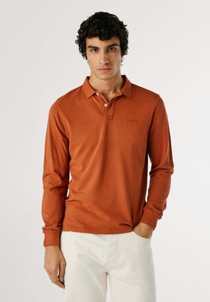 Langärmliges, rostfarbenes Poloshirt aus glattem Material, mit einem Kragen, einer Knopfleiste mit zwei Knöpfen und gesticktem Logo auf der Brust.