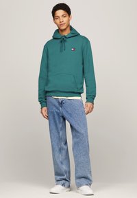 Tommy Jeans BADGE HOODIE UNISEX - Jersey con capucha - timeless teal