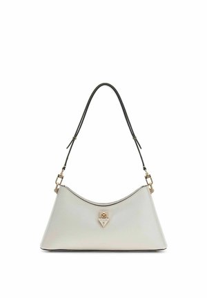 Sac à bandoulière triangulaire blanc avec surface texturée, fermeture dorée, sangle noire ajustable et emblème du logo "GUESS" sur le devant.