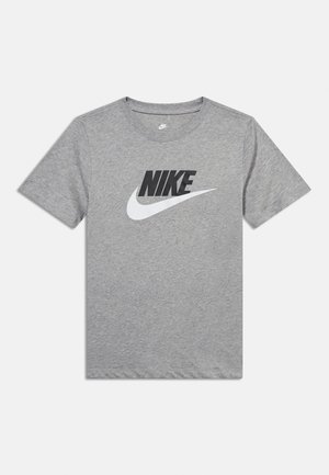 Camiseta gris de manga corta y cuello redondo con texto "NIKE" en negro y logotipo Nike Swoosh blanco centrados en la parte frontal.