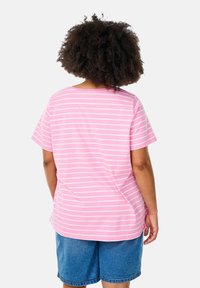 Roze gestreepte T-shirt met korte mouwen en een ronde hals, gemaakt van zachte stof, gecombineerd met blauwe spijkerboekenschorts.