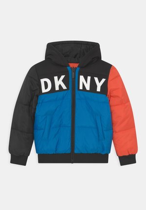 Gesteppte Kinderjacke mit Kapuze und Frontreißverschluss, in den Farben Schwarz, Blau und Rot in Blockmuster, mit weißem "DKNY" Schriftzug auf der Brust.