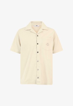 Chemise à manches courtes en coton beige clair avec un devant à boutons, un col en V, une poche sur la poitrine gauche et un logo discret.